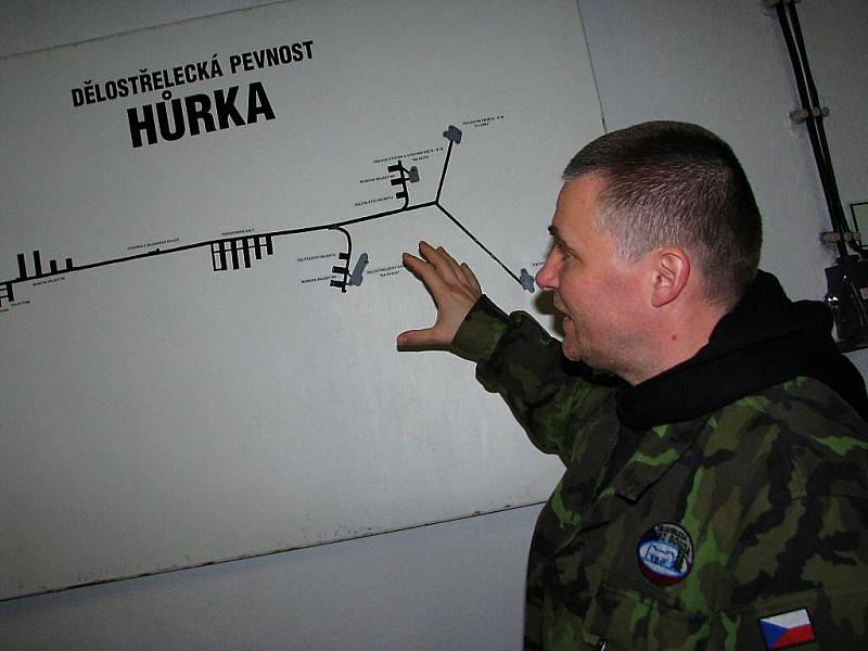 Z prohlídky rozestavěného vojenského muzea a podzemí dělostřelecké tvrze Hůrka.