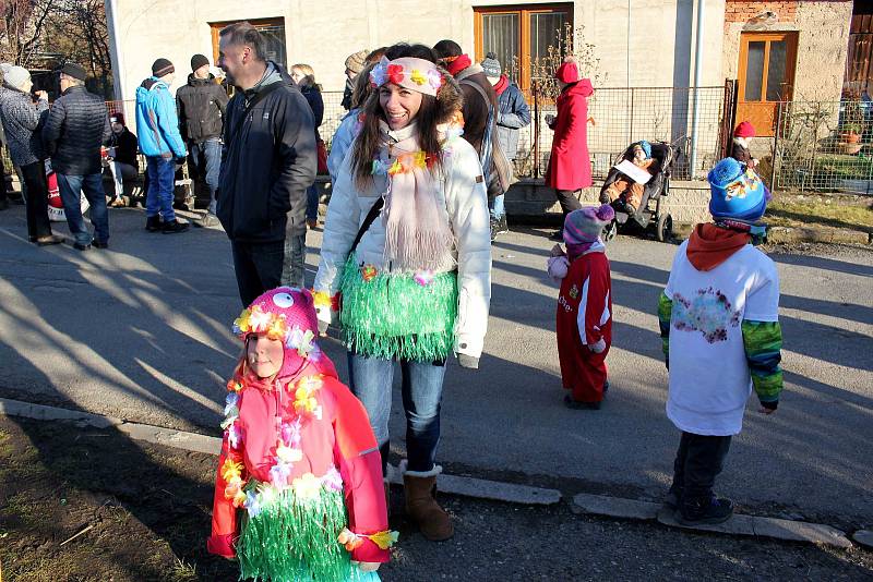 kapela Choceňačka se v sobotu po dopoledním masopustu v Chocni přesunula do Dobříkova. Tady bylo tématem „Shrňme posledních sto let“ a nechyběl ani tanec a dobrá zábava.