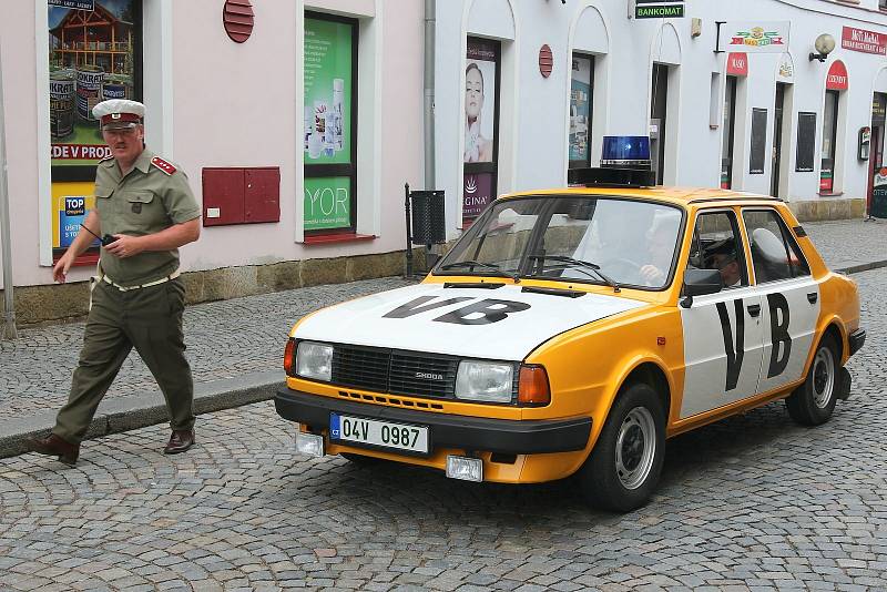 Řadu zastávek měla v sobotu kolona vojenské historické techniky, která křižovala okresem Ústí nad Orlicí.