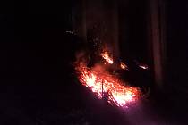 Muž v lese pálil větvě po těžbě, oheň však nechal bez dozoru
