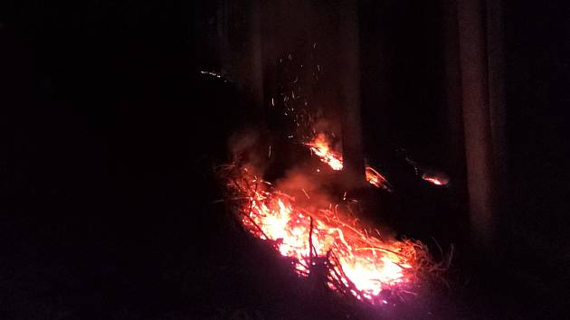 Muž v lese pálil větvě po těžbě, oheň však nechal bez dozoru