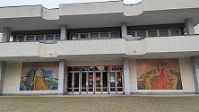 Začne dílčí oprava mozaiky na kulturním domě v Ústí nad Orlicí
