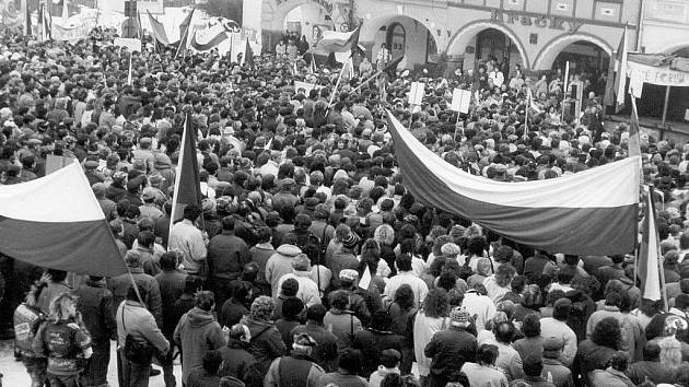Pohled na ústecké náměstí 27. listopadu 1989. Manifestace na podporu generální stávky se podle odhadu organizátorů zúčastnilo kolem osmi až devíti tisíc lidí. 
