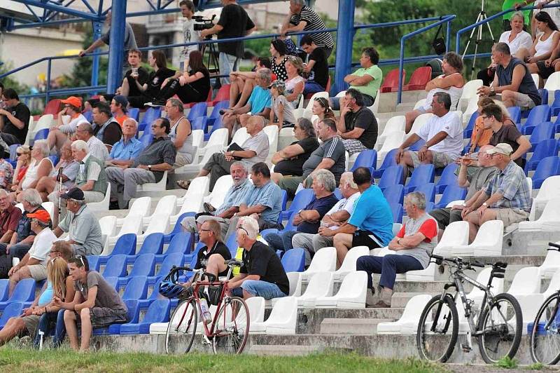 BUDE PLNO? Tribuna na stadionu v České Třebové by si v dnešním utkání proti Letohradu zasloužila, aby byla zaplněná do posledního místa. Derby je přece derby.