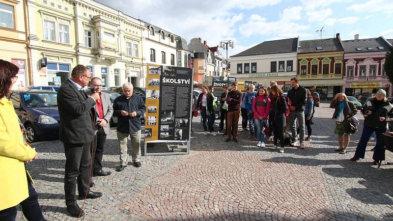 Ještě týden, do příští středy, bude na ústeckém Mírovém náměstí k vidění putovní výstava zvaná Než přišla svoboda. Výstava ukazuje situace před rokem 1989 a změny, ke kterým mohlo díky sametové revoluci dojít. Výstavu zahájil náměstek hejtmana Roman Línek