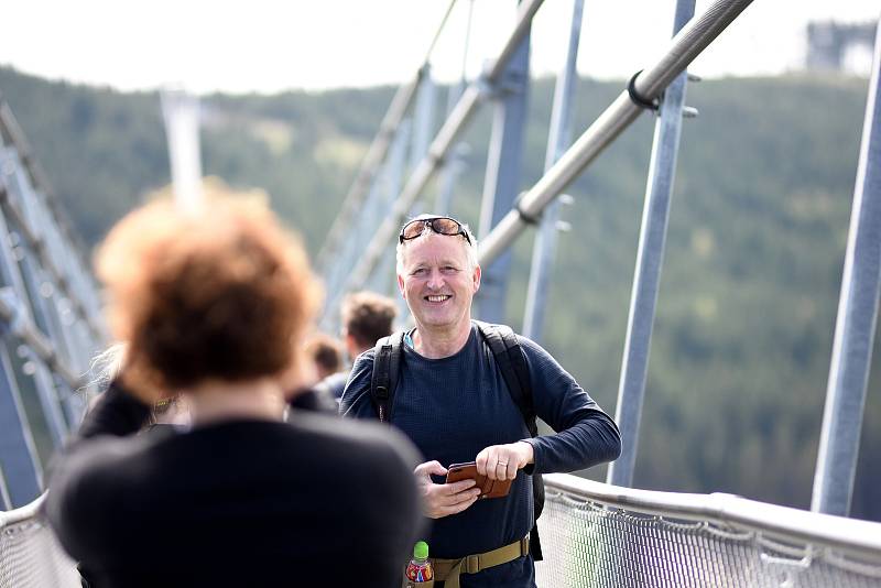 Na nejdelší visutý most na světě Sky Bridge 721 na Dolní Moravě vstoupili v pátek třináctého první stovky turistů.