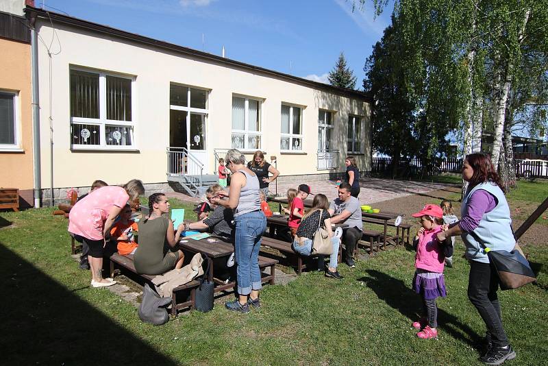 Projektem nazvaným "S tatínkem v dílně" otevřela mateřská škola v Ústí nad Orlicí - Kerharticích nově vybudovanou venkovní učebnu.