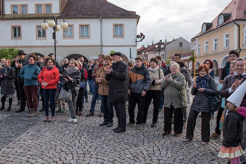 Nejsme slepí. S tímto mottem se na Starém náměstí v České Třebové sešlo okolo stovky lidí lidí na demonstraci za nezávislost justice.