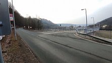 Začátek uzavírky — křižovatka silnice II/315 (ul. J. Haška) s místní komunikací, mostu k nádraží ČD v Ústí nad Orlicí.