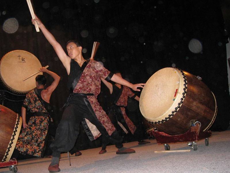 Bubeníci z Tchajwanu navštívili Čermenské folklorní slavnosti.