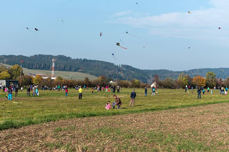 K podzimu patří drakiády. Jedna z nich se konala o víkendu na letišti v České Třebové, tradiční akci pořádali místní skauti. Drakiáda byla navíc v rámci oslav 100 let skautingu v České Třebové otevřená  i pro širokou veřejnost. Foto: Michal Horák