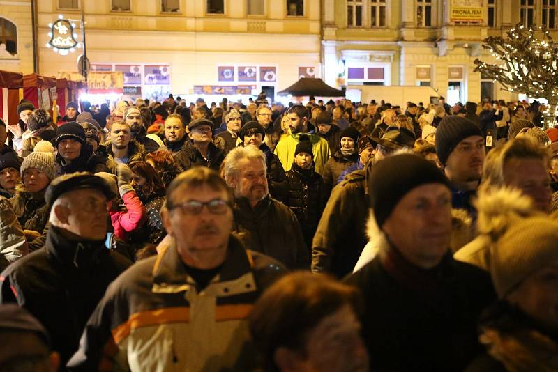 První adventní neděli 1. prosince byl na Mírovém náměstí v Ústí nad Orlicí zahájen tradiční Ústecký advent.