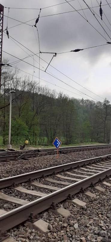 Stržená trolej na koridoru v Brandýse nad Orlicí