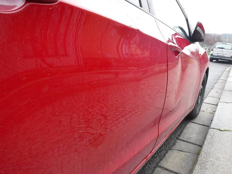 Vandal poškodil auta v Chocni