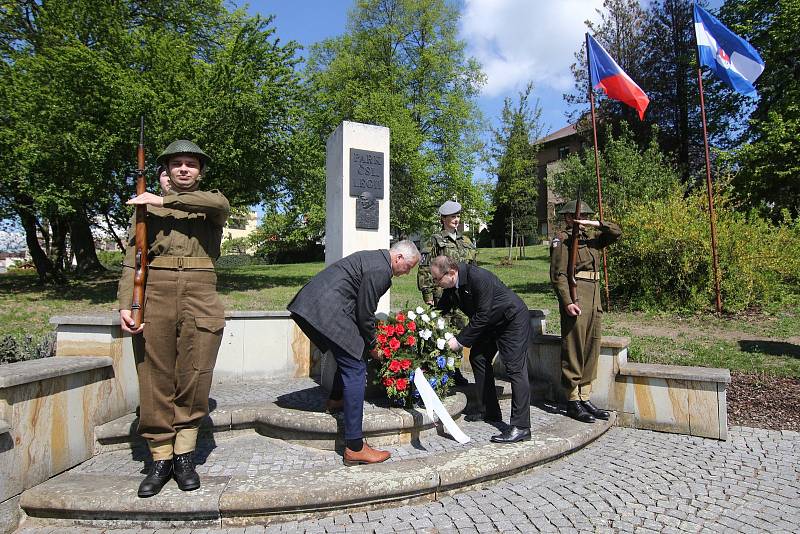 U příležitosti 74. výročí osvobození Československa a ukončení 2. světové války proběhlo v úterý 7. května u Památníku odboje, v Parku Československých legií a na ústeckém hřbitově kladení věnců.