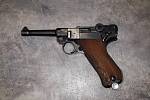 Policisté z odboru služby pro zbraně a bezpečnostní materiál zajistili i samonabíjecí pistoli výrobce Mauser, model P08, ráže 9 mm Luger, kterou považují za raritu.