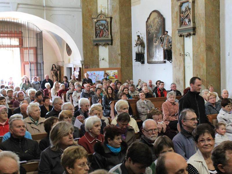 Bohoslužba vyslání vojenského kaplana Jiřího Peška.