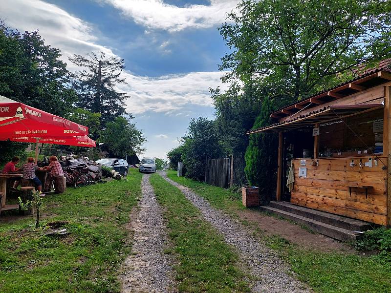 Na Srubech se otevřel samoobslužný bar.