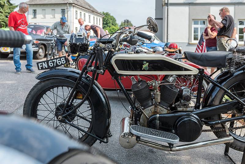 Veteran Car Club Červená Voda pořádal sraz historických vozidel.