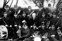 Na tomto snímku je vůbec první třebovská kapela vedená učitelem Mikulášem Matyášem (uprostřed) v roce 1884.