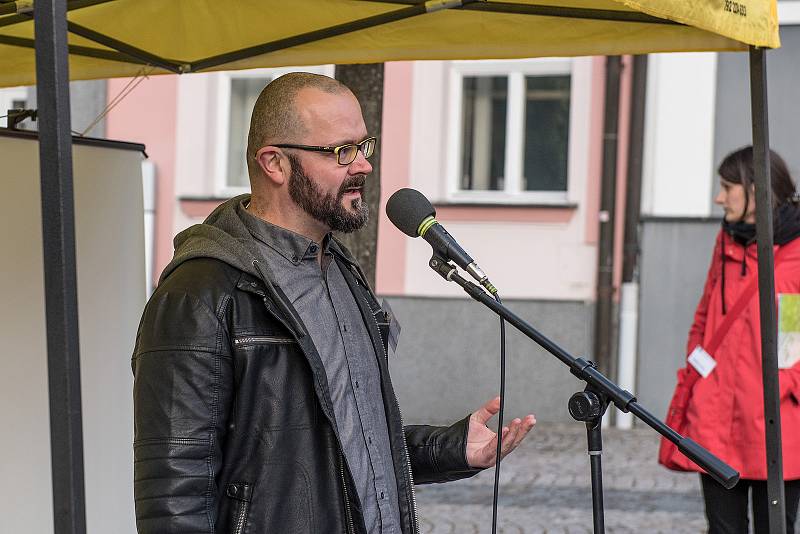 Nejsme slepí. S tímto mottem se na Starém náměstí v České Třebové sešlo okolo stovky lidí lidí na demonstraci za nezávislost justice.