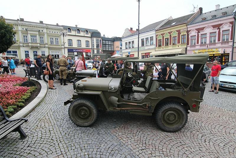 Řadu zastávek měla v sobotu kolona vojenské historické techniky, která křižovala okresem Ústí nad Orlicí.