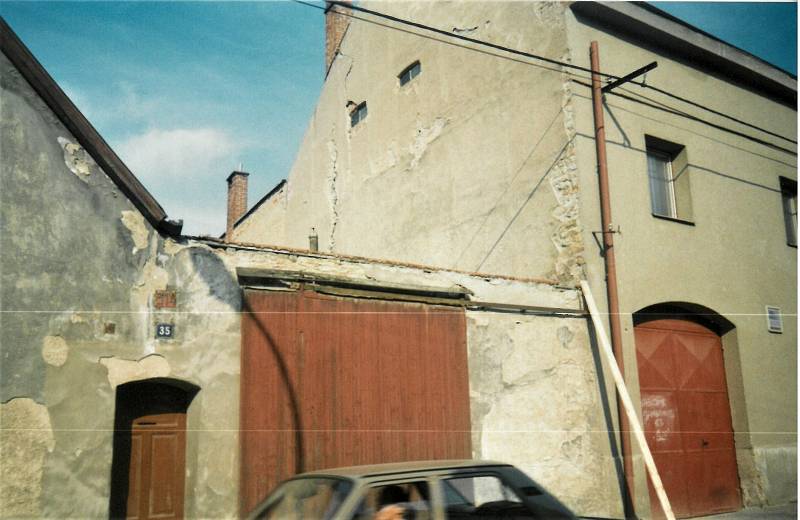 Pohled na čelní štít hospody U Koutníků na Záměstí, 90. léta 20. století.