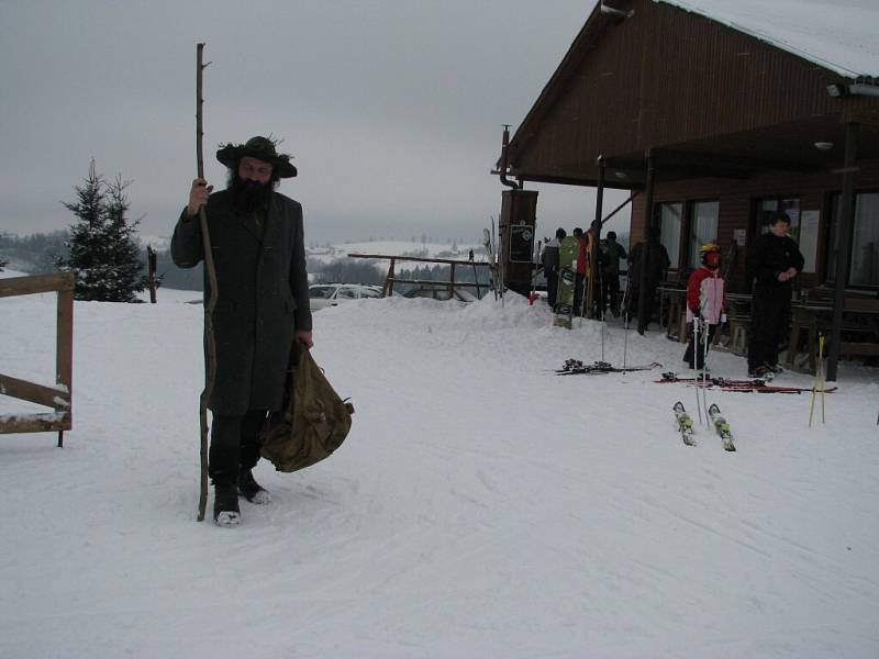 Tradičně veselo bývá při rejích masek na sněhu. Bylo tomu tak i v sobotu na kopci Gansberg u Cotkytle.