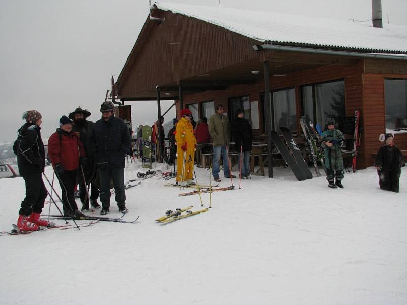 Tradičně veselo bývá při rejích masek na sněhu. Bylo tomu tak i v sobotu na kopci Gansberg u Cotkytle.