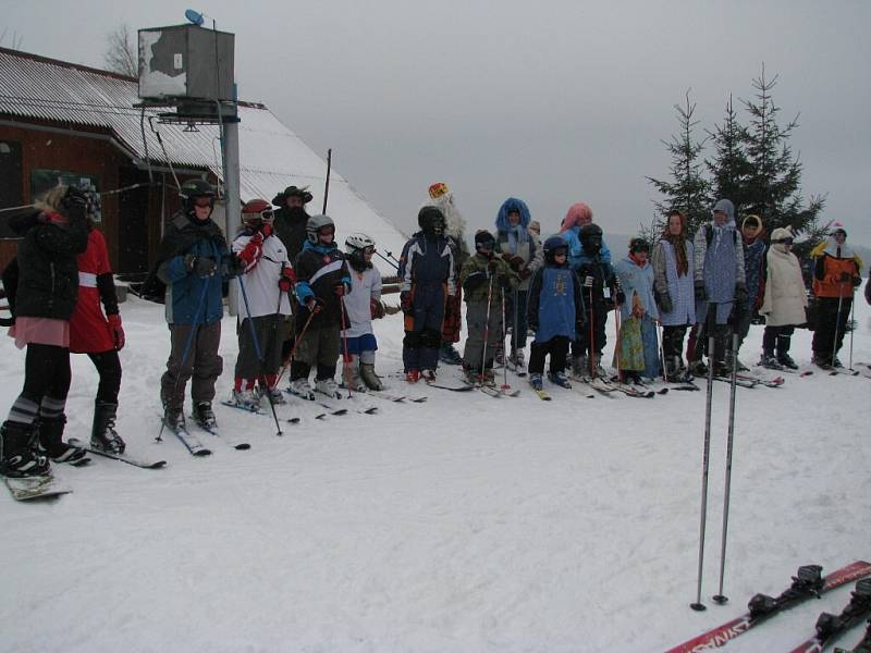 Tradičně veselo bývá při rejích masek na sněhu. Bylo tomu tak i v sobotu na kopci Gansberg u Cotkytle.