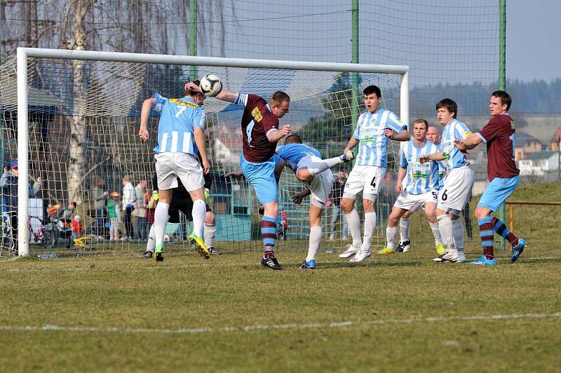 Česká Třebová (v modrobílém) podlehla Náchodu na penalty.