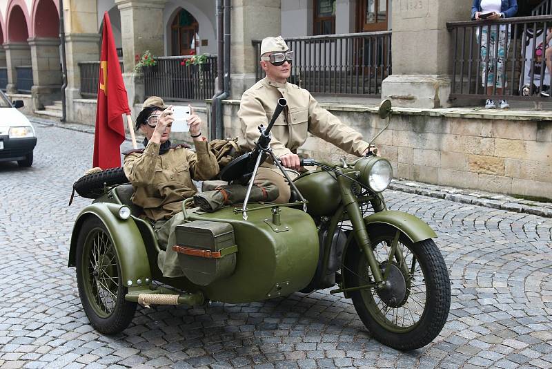 Řadu zastávek měla v sobotu kolona vojenské historické techniky, která křižovala okresem Ústí nad Orlicí.