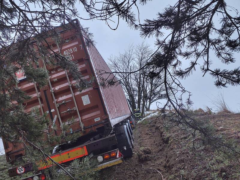 Hasiči od rána 1. února bojují s větrným počasím