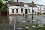 Hlavní silniční průtah Ústím nad Orlicí (u restaurace U Malinů) po sobotním odpoledním přívalovém dešti.