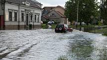 Hlavní silniční průtah Ústím nad Orlicí (u restaurace U Malinů) po sobotním odpoledním přívalovém dešti.