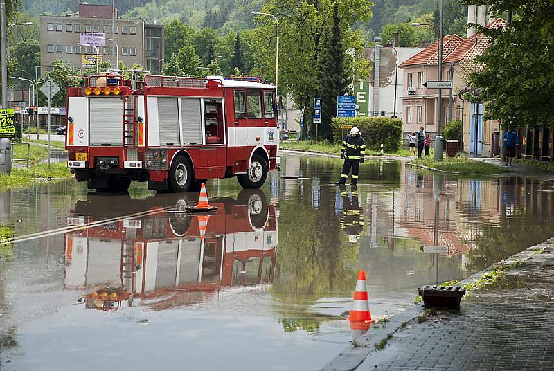 Hlavní silniční průtah Ústím nad Orlicí (u restaurace U Malinů) po sobotním odpoledním přívalovém dešti.