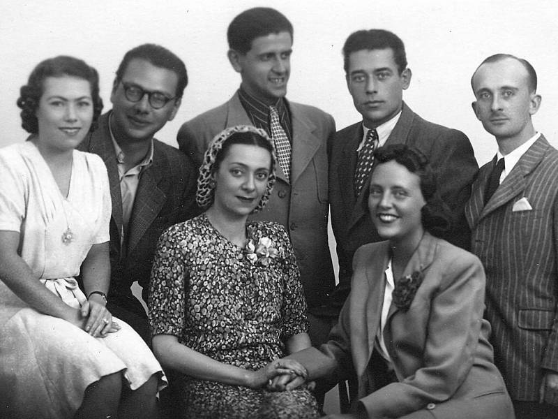 SPOLEČNOST PŘÁTEL v České Třebové před rokem 1948. Zleva: Eugenie Heidlerová ml. (neteř Jana Rybičky), p. Unzeitig, dirigent František Preisler, Jan Rybička a Polda (číšník z restaurace U Naňků). 