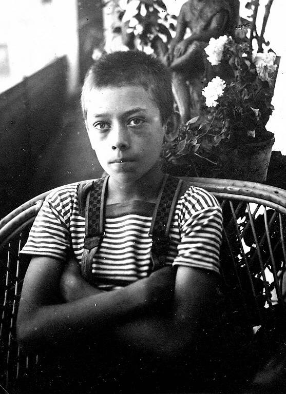  JAN RYBIČKA v dětských letech na pavlači rodného domu čp. 74 v Hýblově ulici u kostela.