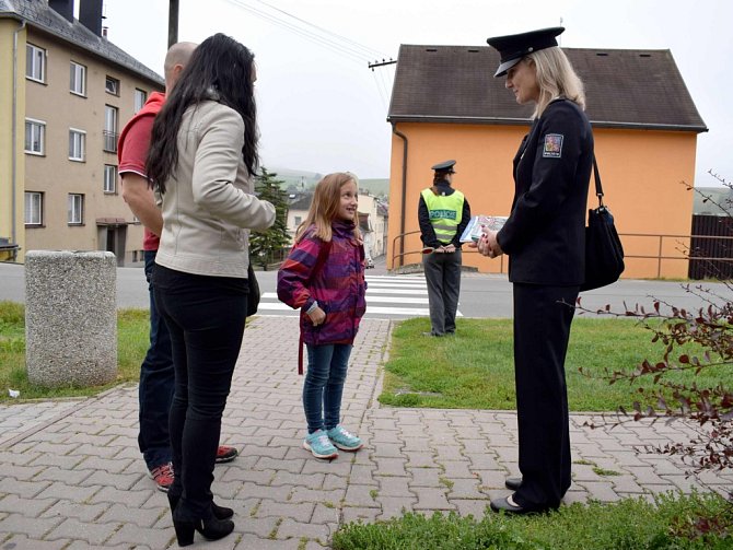 Policisté mezi dětmi na přechodu u Základní školy U Dvora v Letohradu.