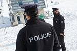 Na Dolní Moravě se ve čtvrtek dopoledne spustila lanovka na základě poskytovaní veřejné služby, jak tvrdí provozovatel.  Policie dorazila kolem třinácté hodiny.