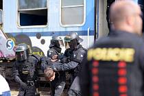 Tři stovky policistů z celé republiky cvičily v České Třebové na vlakovém nádraží a v depu na zásahy proti fotbalovým fanouškům ve vlaku.