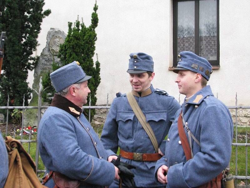 Členové Klubu přátel vojenské historie Pardubicko uctili při tradičním zimním pochodu památku obětí 1. světové války na Vysokomýtsku.