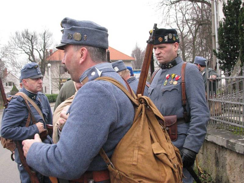 Členové Klubu přátel vojenské historie Pardubicko uctili při tradičním zimním pochodu památku obětí 1. světové války na Vysokomýtsku.