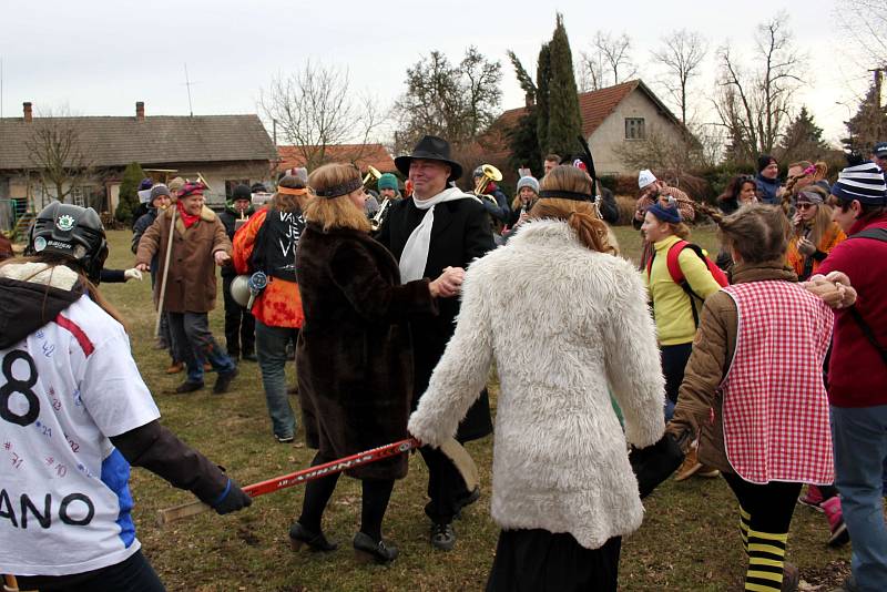 kapela Choceňačka se v sobotu po dopoledním masopustu v Chocni přesunula do Dobříkova. Tady bylo tématem „Shrňme posledních sto let“ a nechyběl ani tanec a dobrá zábava.