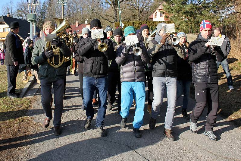 kapela Choceňačka se v sobotu po dopoledním masopustu v Chocni přesunula do Dobříkova. Tady bylo tématem „Shrňme posledních sto let“ a nechyběl ani tanec a dobrá zábava.