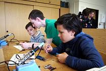 Na TECHNOhrátkách v Lanškrouně žáci vyráběli lžíci na boty a oživovali roboty.
