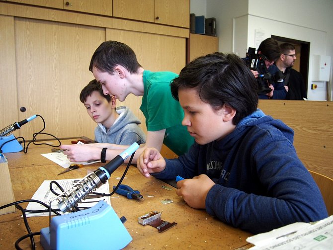 Na TECHNOhrátkách v Lanškrouně žáci vyráběli lžíci na boty a oživovali roboty.