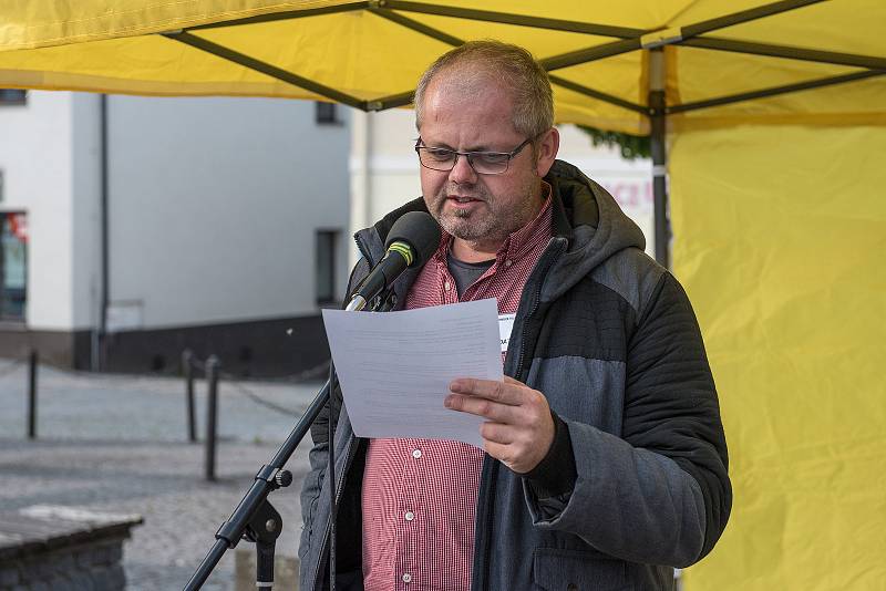 Nejsme slepí. S tímto mottem se na Starém náměstí v České Třebové sešlo okolo stovky lidí lidí na demonstraci za nezávislost justice.