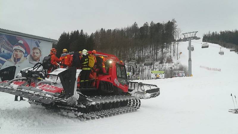 Na Bukové hoře spadl strom na lanovku