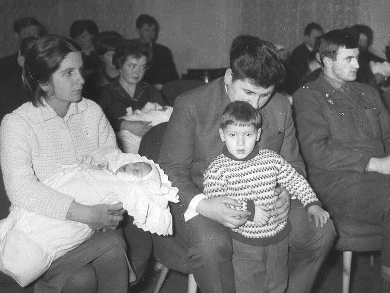 Vítání občánků v roce 1966. Je na něm stejný manželský pár jako na úvodní fotografii. Z miminka, které na úvodní fotografii maminka drží v náručí, je už krásný tříletý klučina, který se raduje se sourozence.